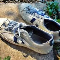Image of how to prevent acrylic paint from cracking on shoes